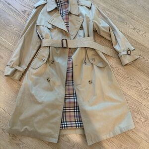 Classic trench coat. Burberry-like. Size 36R